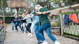 Activité de tire à la corde en équipe
